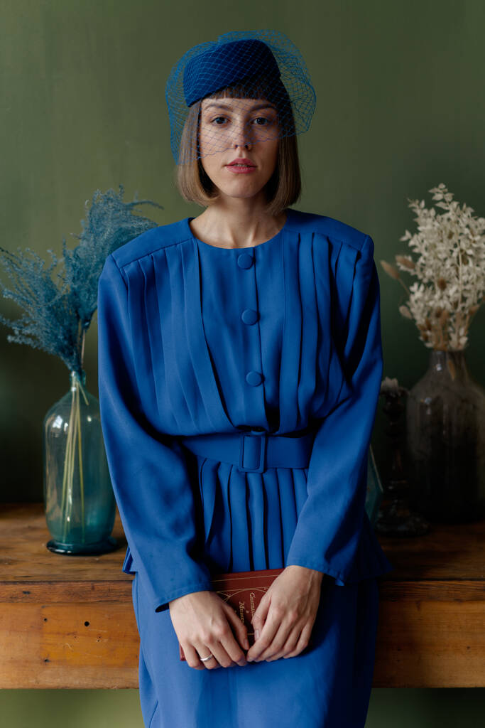 piękna młoda kobieta w stylu retro niebieski strój pozowanie - Zdjęcie, obraz