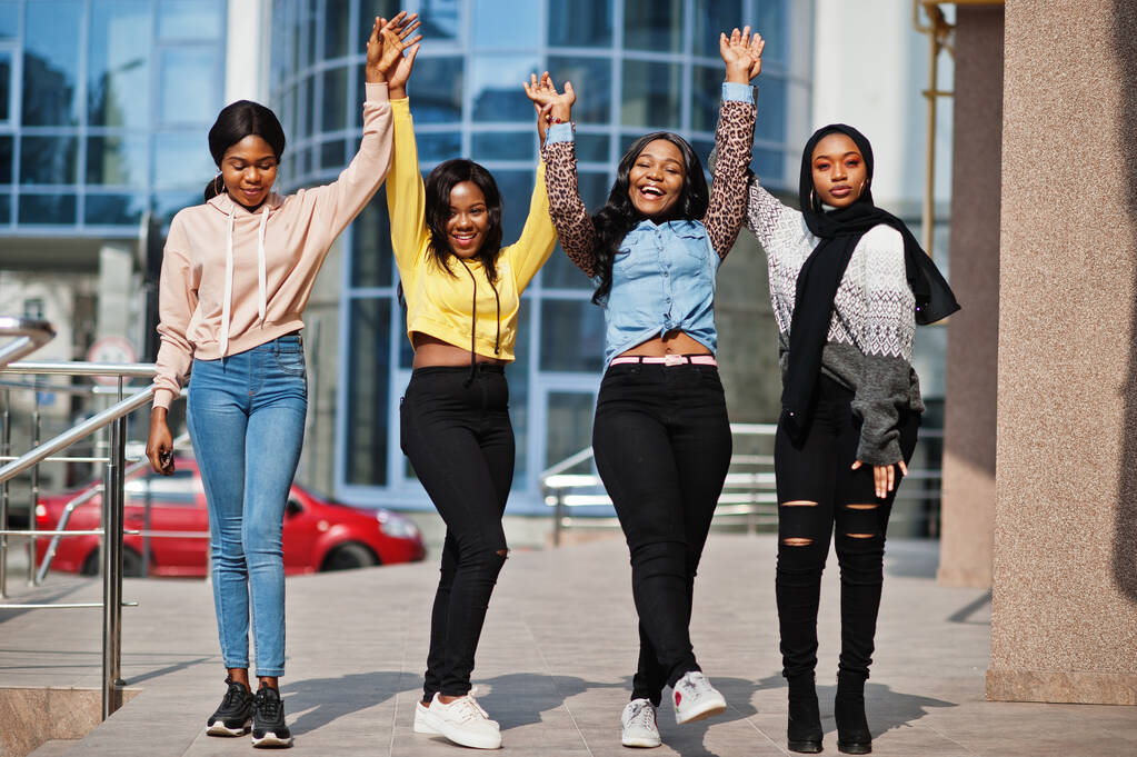 Cuatro jóvenes universitarias afroamericanas amigas pasan tiempo juntas. - Foto, Imagen