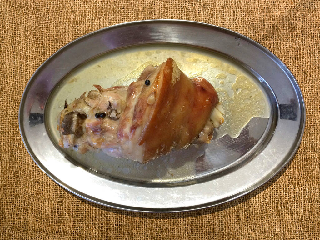 Poignée de porc cuite sur un plateau en métal. - Photo, image