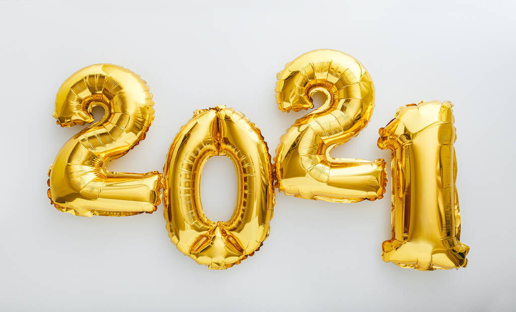 2021 balloon text on white background. Happy New year eve invitation with Christmas gold foil balloons 2021. Flat lay long web banner. - Photo, Image