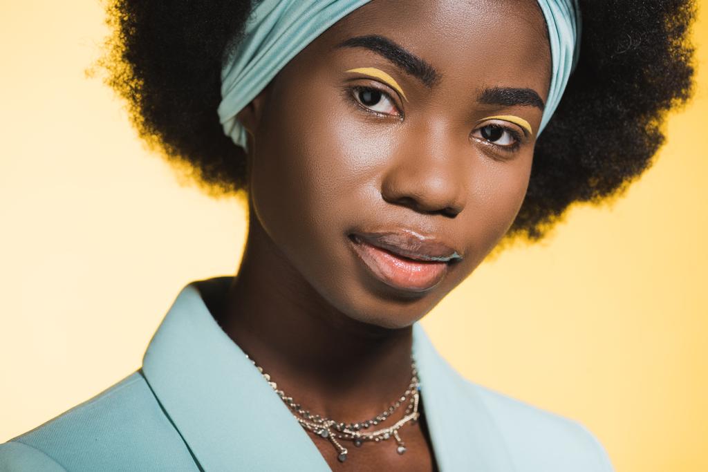 Afrikanisch-amerikanische junge Frau in blauem stylischem Outfit isoliert auf gelb  - Foto, Bild