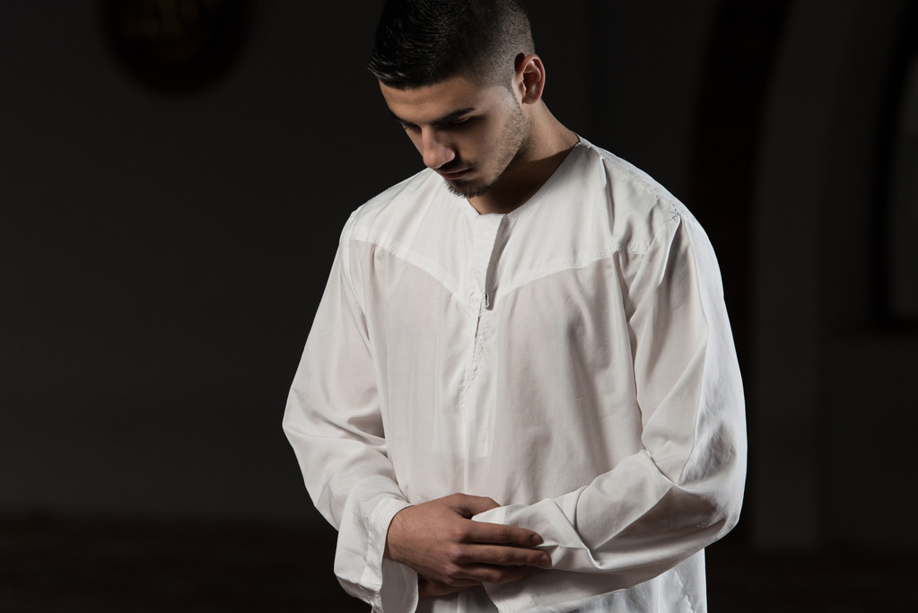 Muslimi rukoilee moskeijassa
 - Valokuva, kuva
