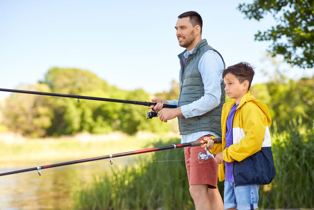 Nehirde balık tutan mutlu baba ve oğul - Fotoğraf, Görsel