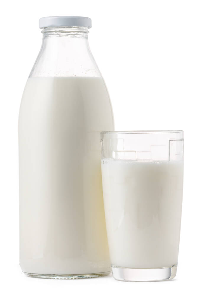 Glazen fles en kopje verse melk geïsoleerd - Foto, afbeelding