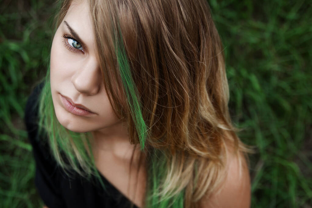 Krásná mladá dívka se zelenými vlasy - Fotografie, Obrázek