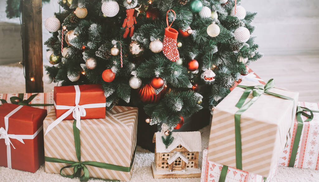 Інтер'єр будинку Різдва. Ялинкові іграшки та подарунки. Новорічні прикраси будинку
 - Фото, зображення