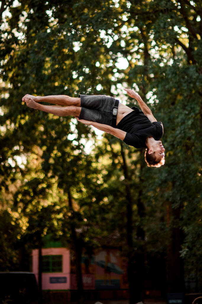 chlap skákání energicky a provádí trik ve vzduchu - Fotografie, Obrázek