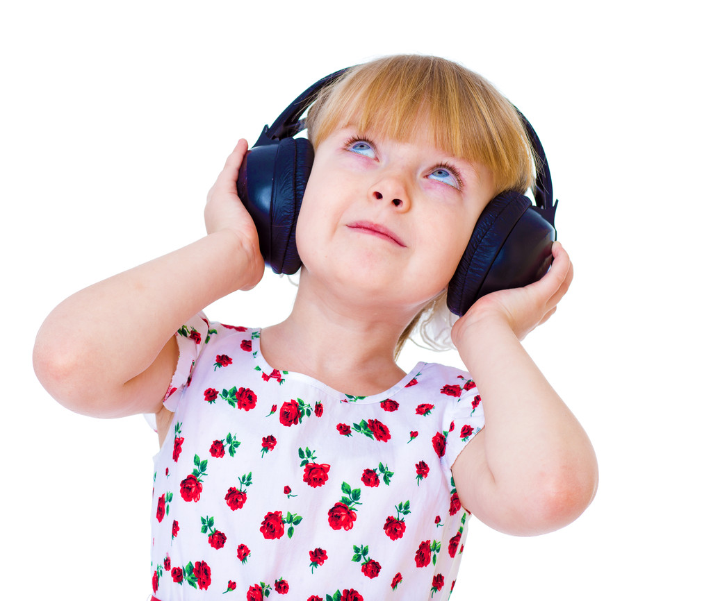 charmantes kleines Mädchen hört gerne Musik über Kopfhörer - Foto, Bild