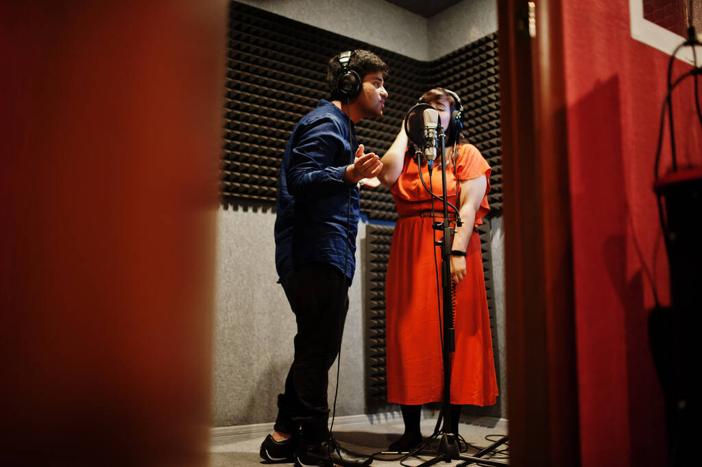 Giovani cantanti asiatici duetto con microfono registrazione canzone in studio di musica record. - Foto, immagini