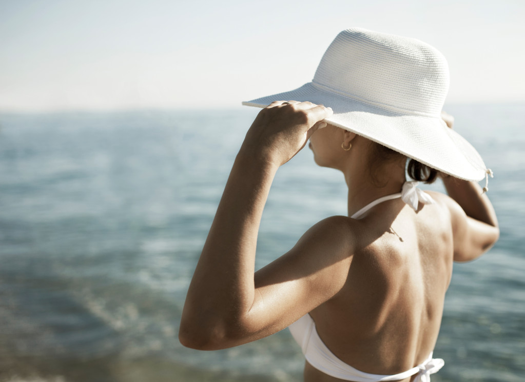 genç kadın sunbathering deniz kenarında. - Fotoğraf, Görsel