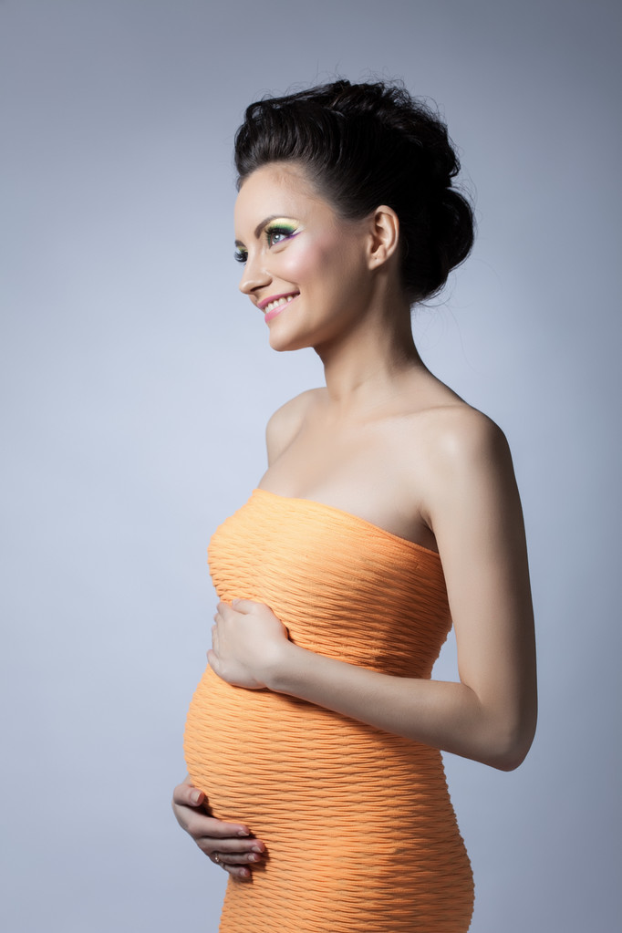 Sonriente embarazada madre posando en vestido elegante
 - Foto, Imagen