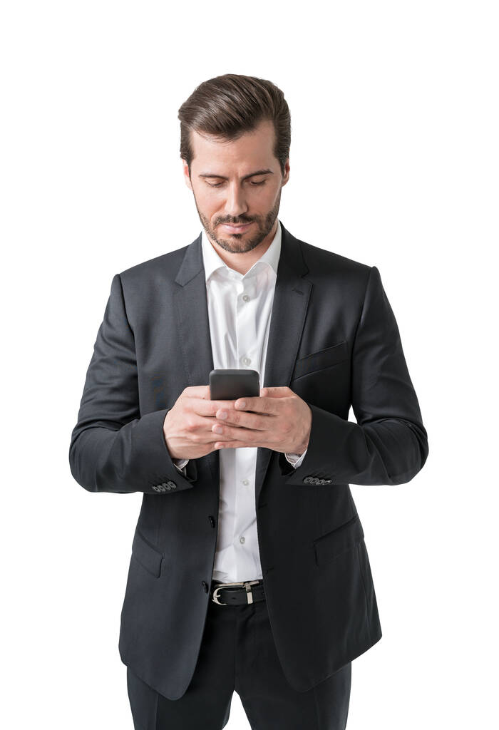Isoliertes Porträt eines bärtigen jungen Geschäftsmannes, der sein Smartphone benutzt. Konzept von Kommunikation und Internet - Foto, Bild