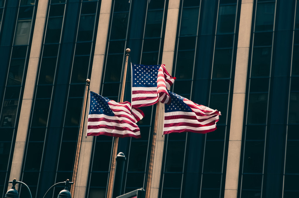 Banderas de EE.UU. contra la pared
 - Foto, imagen