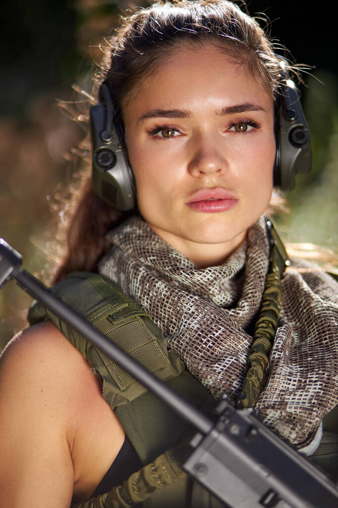 portrait of good-looking caucasian female with rifle in hands - Photo, Image
