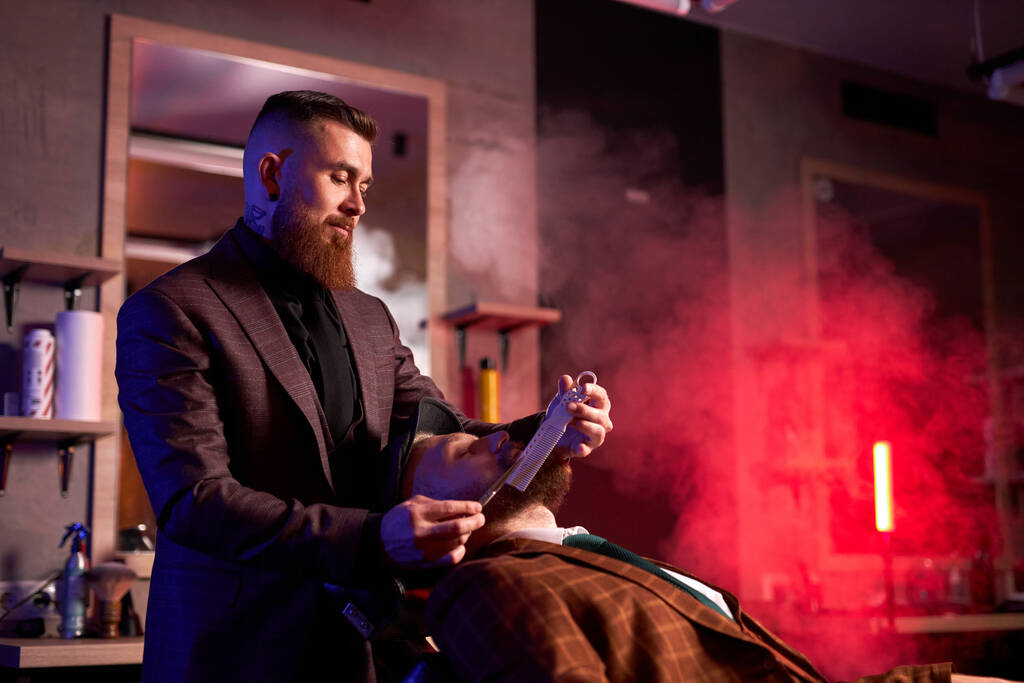 білий хіпстер клієнт чоловік, який відвідує перукарню, голиться бородою професійного перукаря
 - Фото, зображення