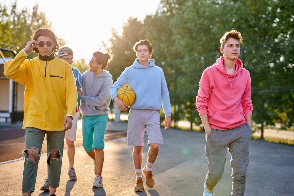 freundliche Gruppe kaukasischer Teenager Jungen bereit, Basketball zu spielen - Foto, Bild