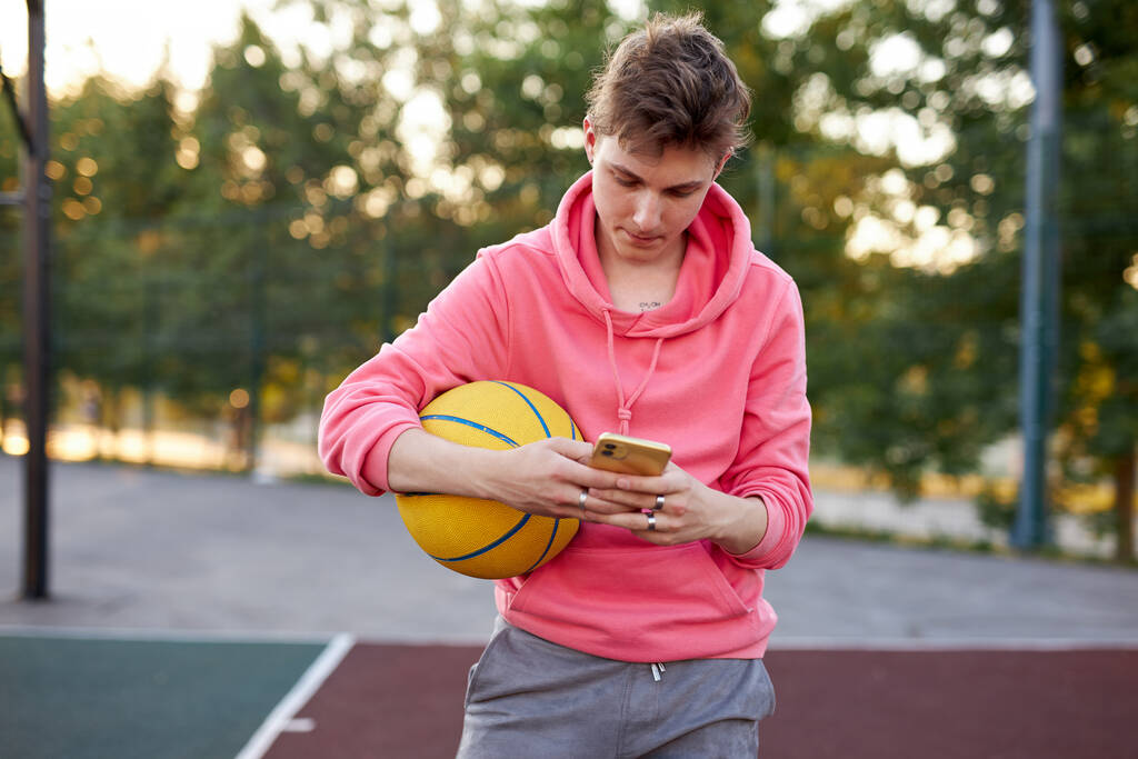 koszykarz nastolatek chłopiec rozmowy z przyjacielem - Zdjęcie, obraz