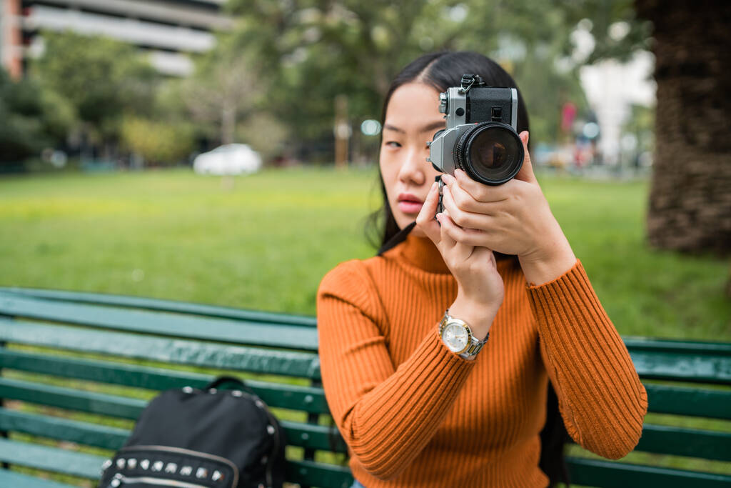 Femme asiatique à l'aide d'un appareil photo professionnel. - Photo, image