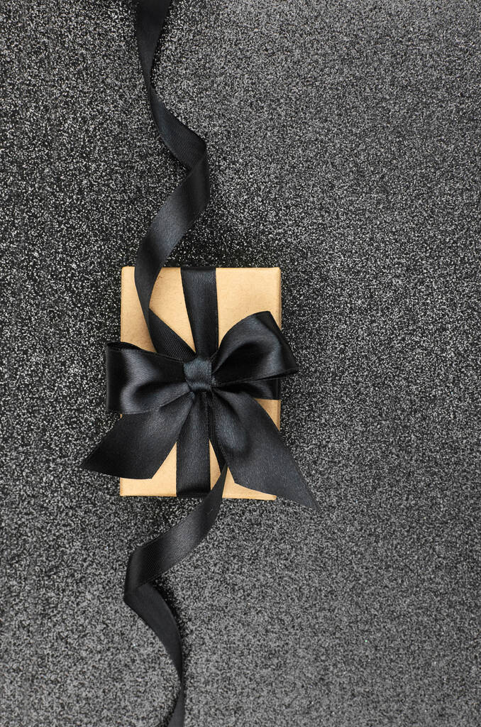 Coffret cadeau avec ruban noir avec un nœud - Photo, image