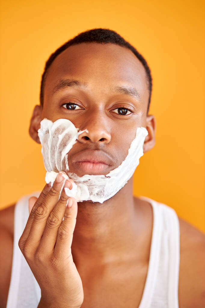 noir homme africain appliquer mousse rasage après douche, faire beauté procédures de la peau - Photo, image