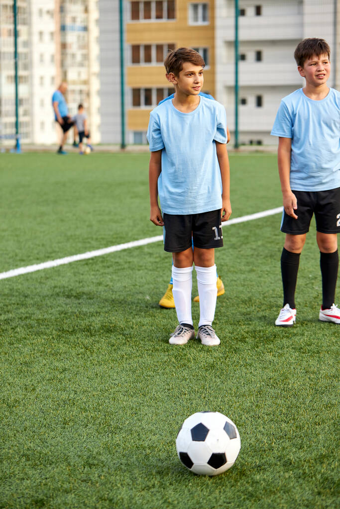 dzieci chłopcy trening z piłką przed zawodami sportowymi - Zdjęcie, obraz