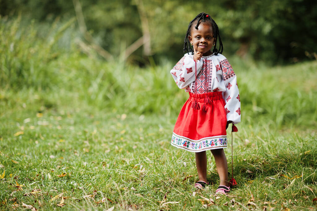 Ritratto di bambina africana in abiti tradizionali al parco.  - Foto, immagini