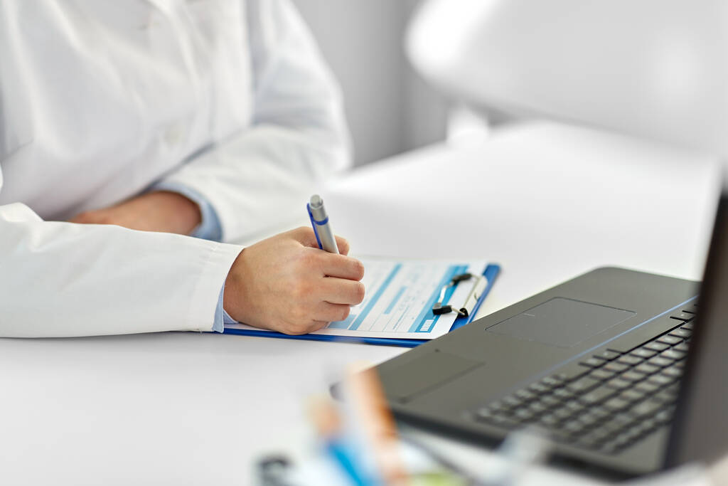 Arzt mit Laptop und Arztbericht im Krankenhaus - Foto, Bild