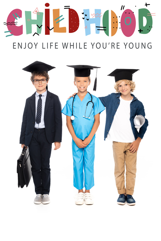 lapset valmistumisen lakit pukeutunut puvut eri ammattien seisoo lähellä lapsuutta, nauttia elämästä, kun olet nuori kirjaimet valkoinen - Valokuva, kuva