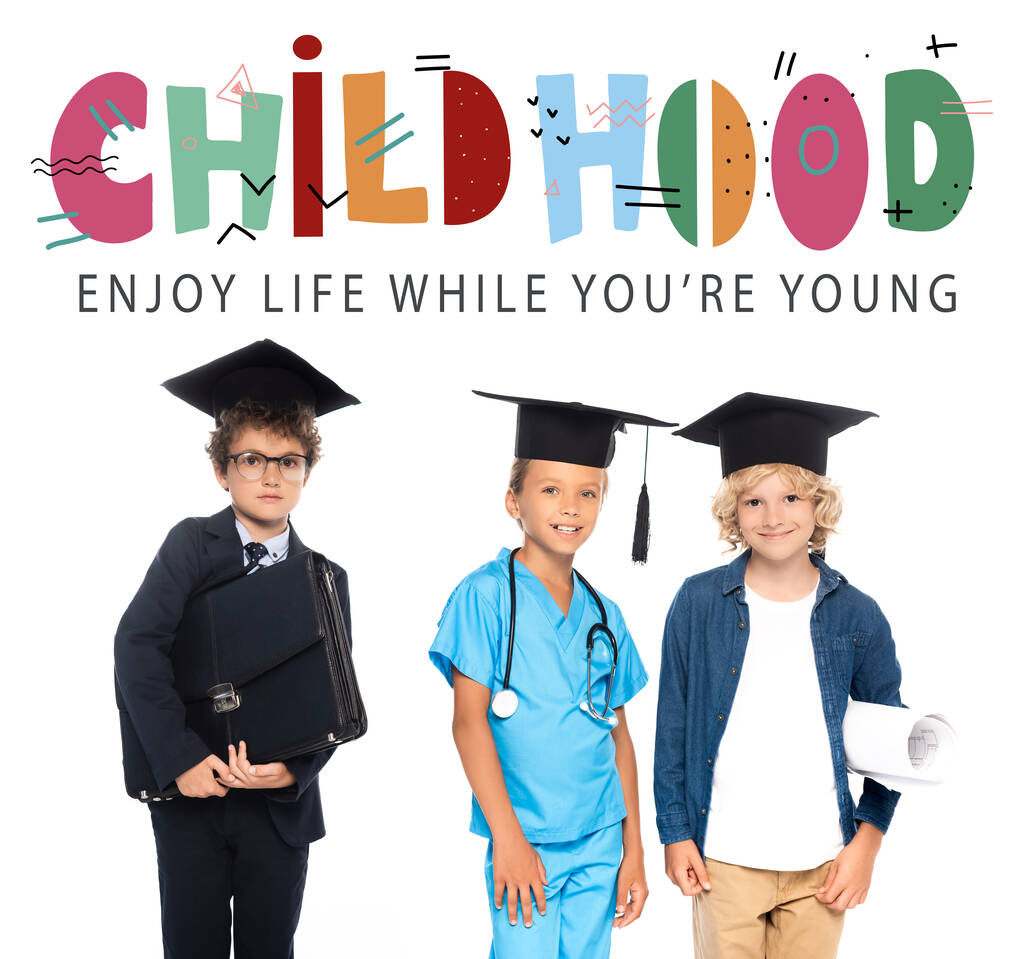 Kinder mit Abschlussmützen in Kostümen verschiedener Berufe in der Nähe der Kindheit genießen das Leben, während Sie jung sind Schriftzug auf weiß - Foto, Bild