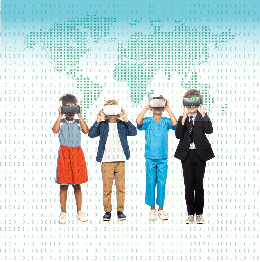 crianças multiculturais vestidas com trajes de diferentes profissões tocando fones de ouvido de realidade virtual perto da ilustração do mapa em branco  - Foto, Imagem