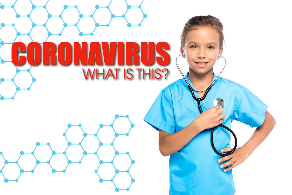 criança em traje de médico segurando estetoscópio enquanto de pé com a mão no quadril perto coronavírus o que é esta inscrição no branco  - Foto, Imagem