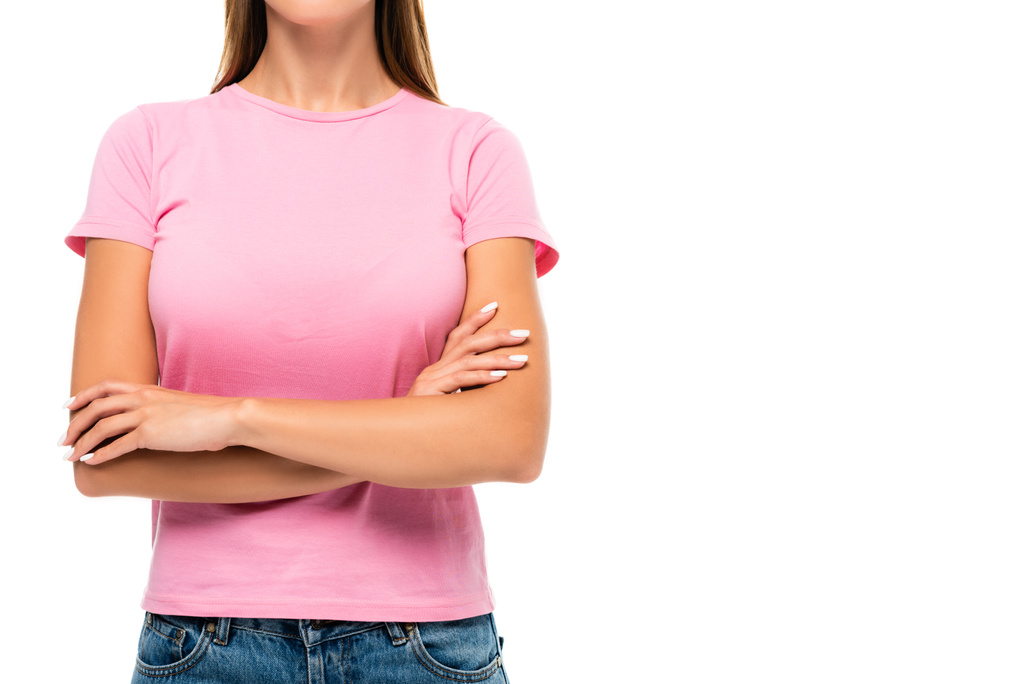 Обрізаний вид жінки в рожевій футболці з схрещеними руками ізольовані на білому, концепція обізнаності про рак молочної залози
  - Фото, зображення