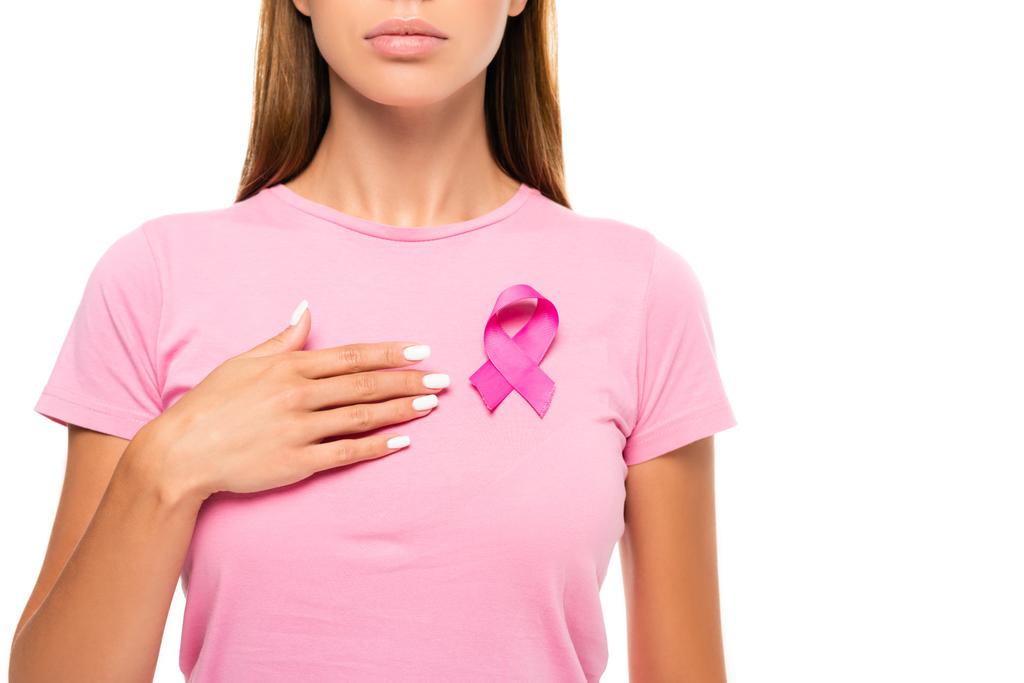 Oříznutý pohled na mladou ženu s rakovinou prsu vědomí stuha dotýkání hrudníku izolované na bílém - Fotografie, Obrázek
