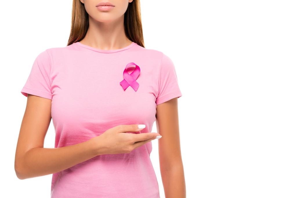 Vista recortada de la mujer con la cinta de la conciencia del cáncer de mama señalando con la mano aislada en blanco - Foto, Imagen