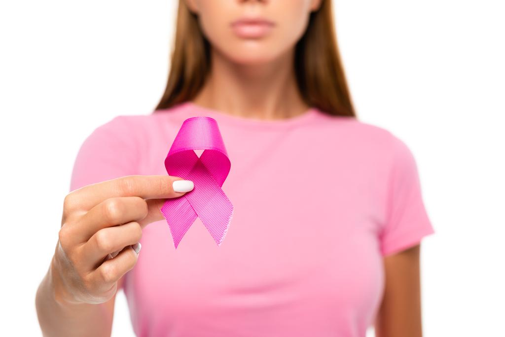 Vue recadrée du ruban rose de sensibilisation au cancer du sein en main de la femme sur fond flou isolé sur blanc - Photo, image