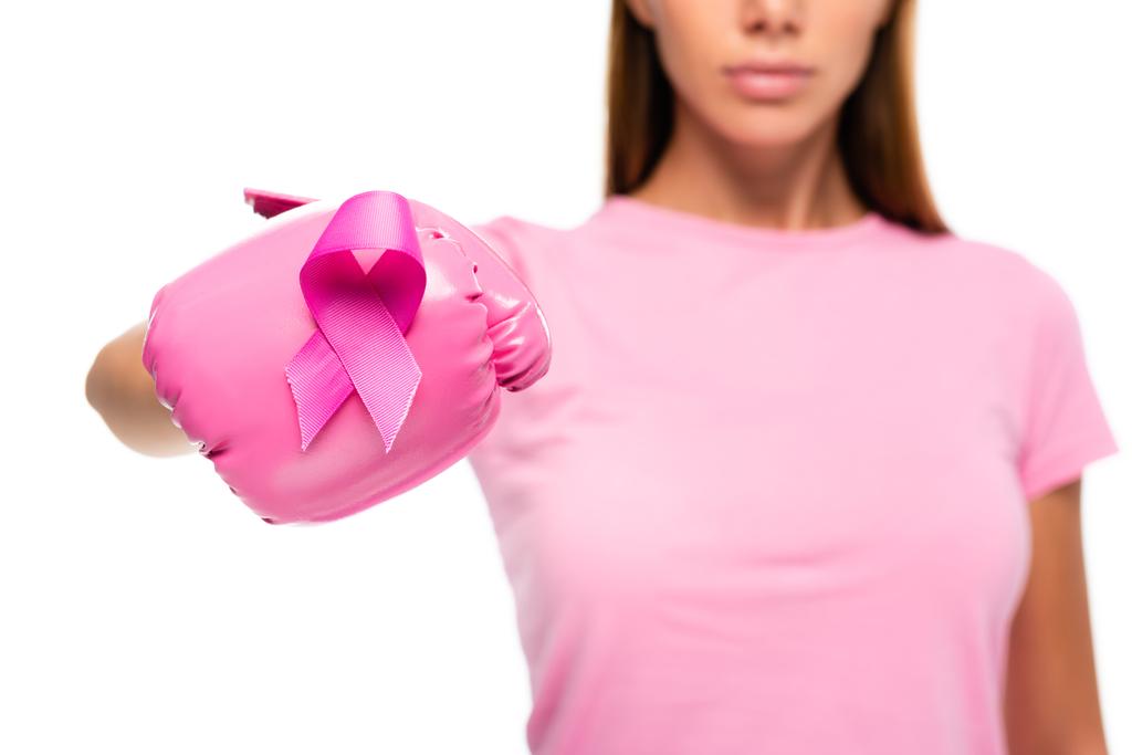 Обрезанный вид женщины в боксёрской перчатке и розовой ленте осведомлённости о раке груди на размытом фоне, изолированном на белом - Фото, изображение