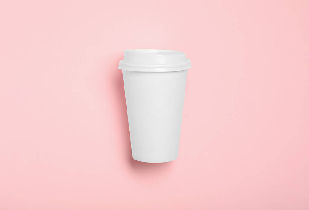 Tasse à café en papier à emporter sur fond rose, vue sur le dessus - Photo, image