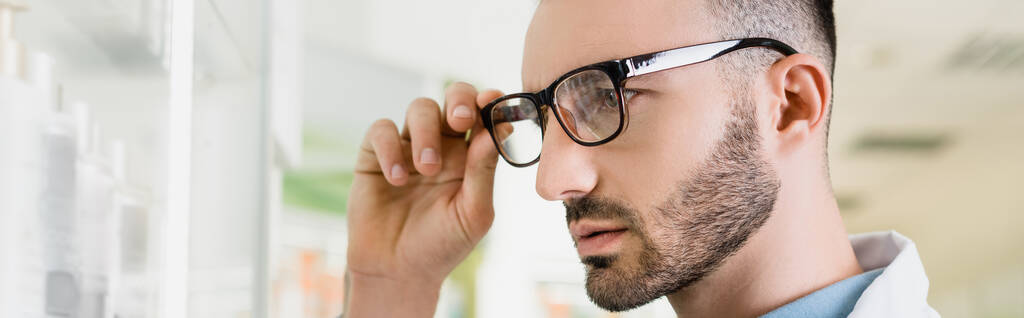 pharmacien barbu réglage des lunettes en pharmacie, bannière - Photo, image