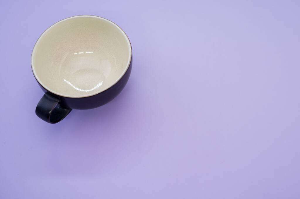 Un primer plano de una taza azul oscuro y blanco - Foto, imagen