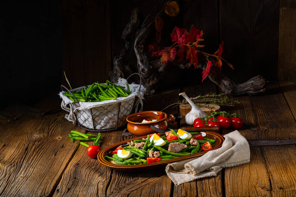 Rustikaler grüner Bohnensalat mit Ei und Thunfisch - Foto, Bild