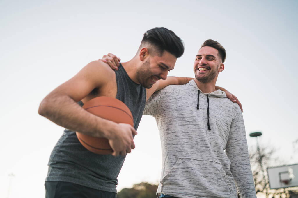 Twee jonge vrienden die basketbal spelen. - Foto, afbeelding