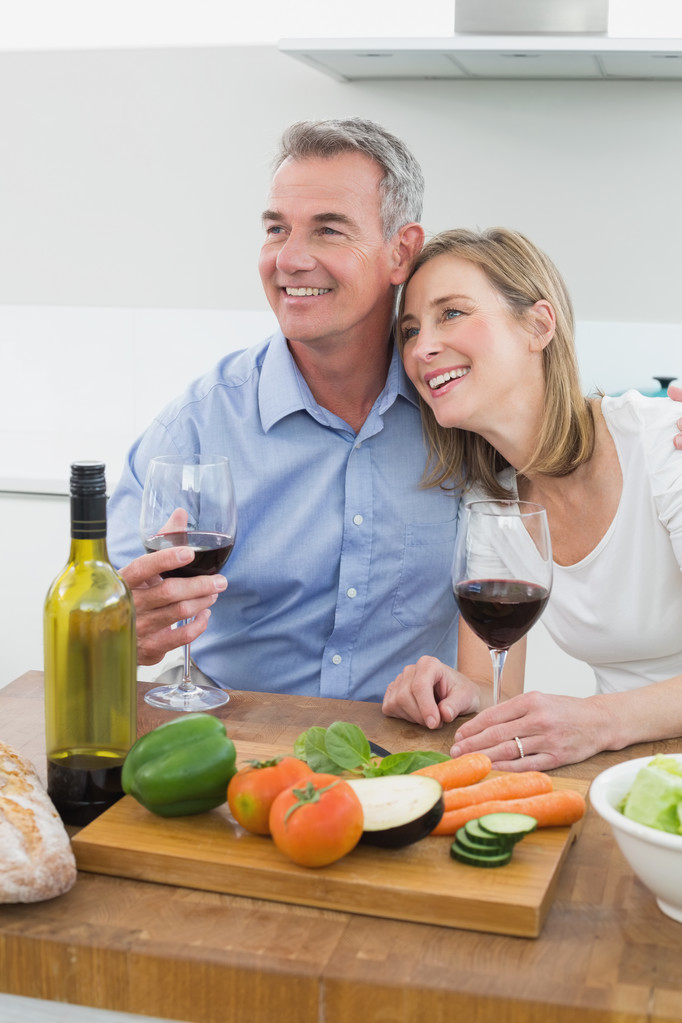 αγαπημένο ζευγάρι με κρασί γυαλιά στην κουζίνα - Φωτογραφία, εικόνα