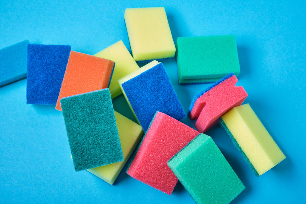 Új színes szivacsok mosogatáshoz kék háttér felülnézetből - Fotó, kép