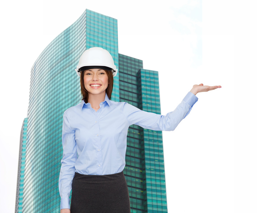 Geschäftsfrau mit Helm hält etwas auf Handfläche - Foto, Bild