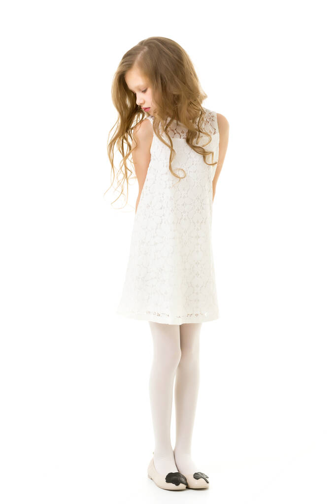 Portrét roztomilé rozrušené dívky v elegantní bílé krajky šaty - Fotografie, Obrázek