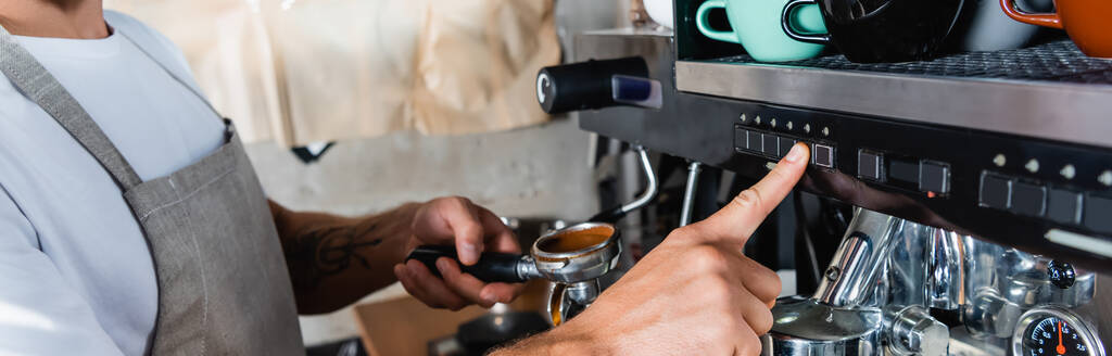 обрізаний вид на бариста, що працює кавоваркою, тримаючи портативний фільтр, банер
 - Фото, зображення