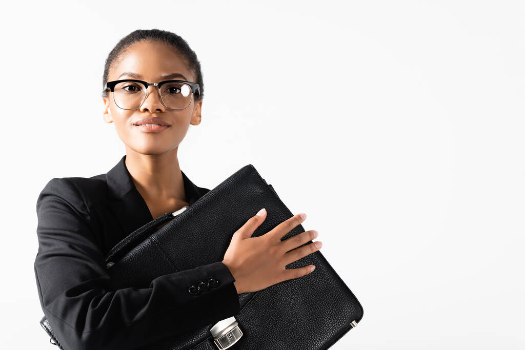 mujer de negocios afroamericana en gafas con maleta aislada en blanco - Foto, Imagen