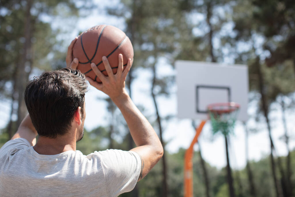guapo macho jugando baloncesto al aire libre - Foto, imagen