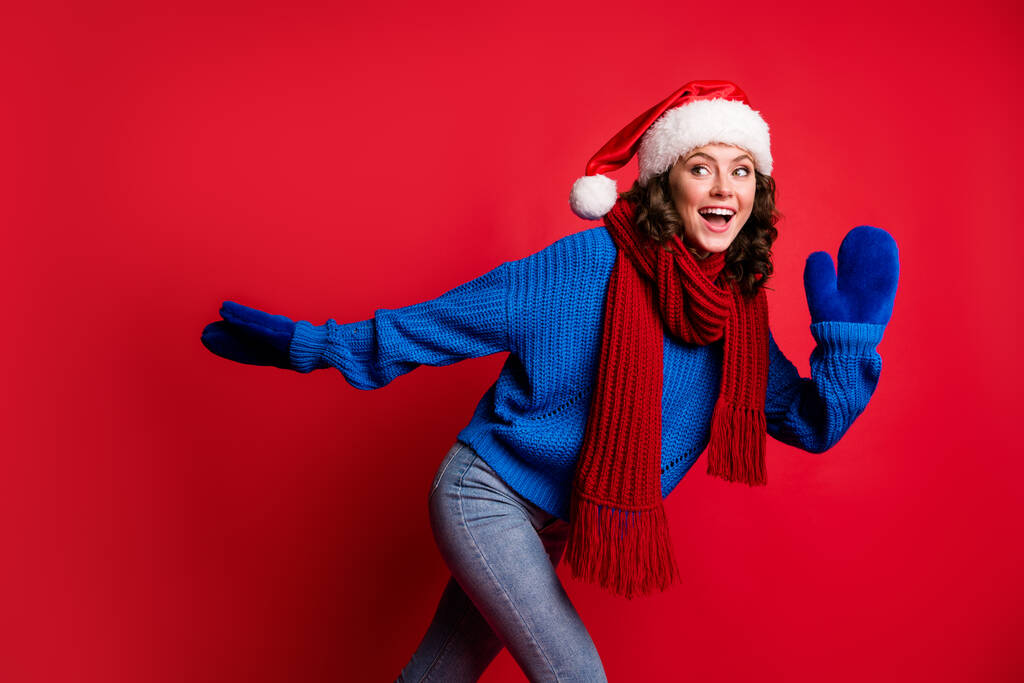 Портрет її красивої веселої веселої дівчини з фешталом Санта виглядає весело на лижах у вільний час вихідні дні ізольовані яскраві яскраві яскраві яскраві світло-червоний фон - Фото, зображення