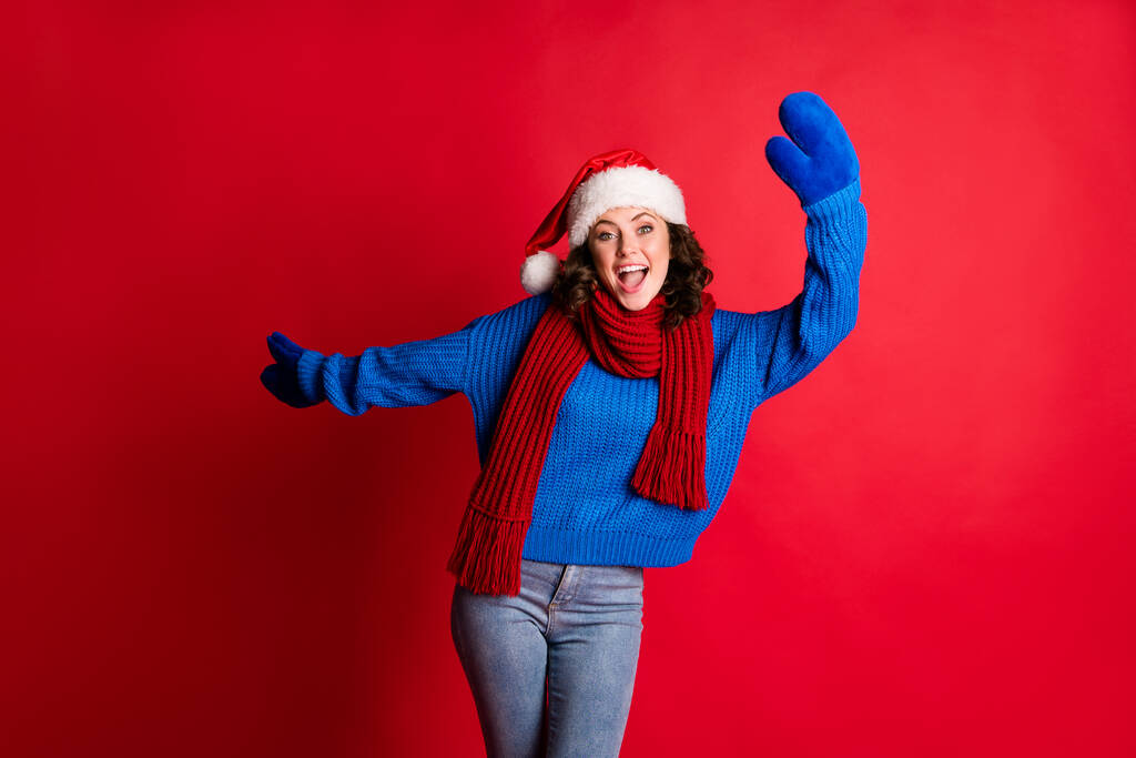 Portret van haar ze mooi aantrekkelijk mooi mooi vrolijk blij meisje dragen feestelijk kerstman kijken dansen hebben plezier vrije tijd geïsoleerd helder levendig glans levendig rood kleur achtergrond - Foto, afbeelding